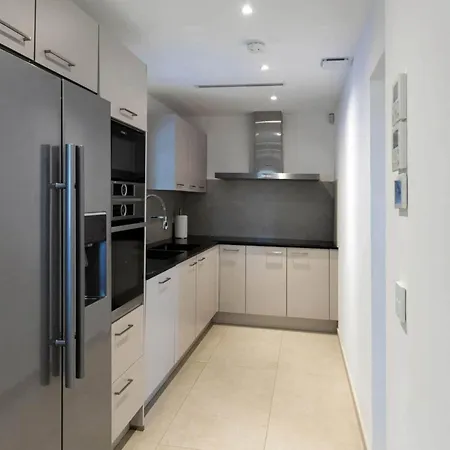 بيت للعطل Spacious With Terrace *