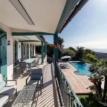 Сasa de vacaciones Spacious With Terrace *